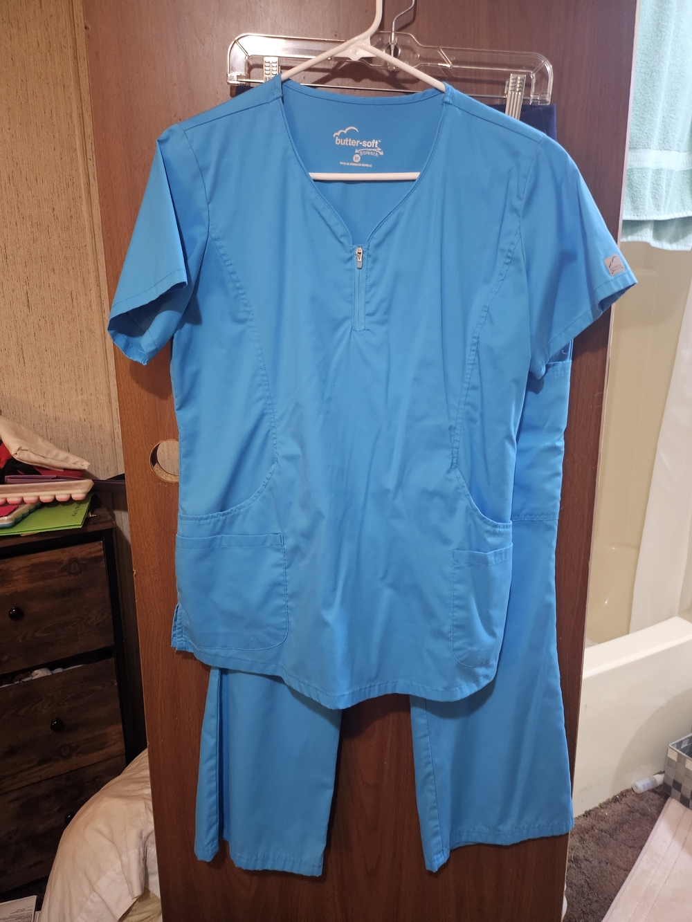 Butter-Soft Women’s Medical Scrub Set in Turqoiuse